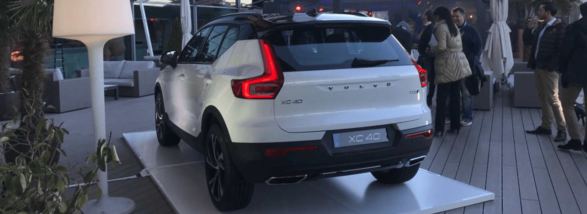 Weißer Volvo XC40 in Madrid