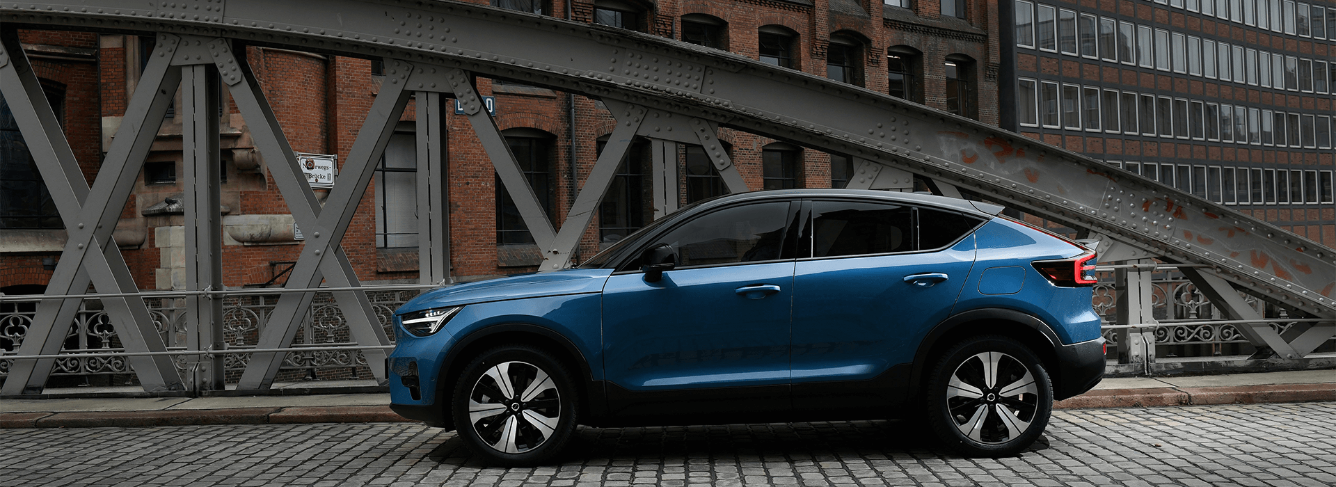 Volvo steht auf einer Brücke