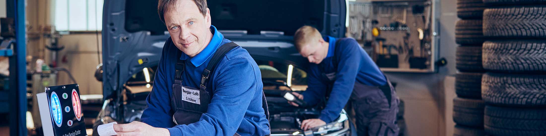 Zwei Mitarbeiter arbeiten in der Autowerkstatt