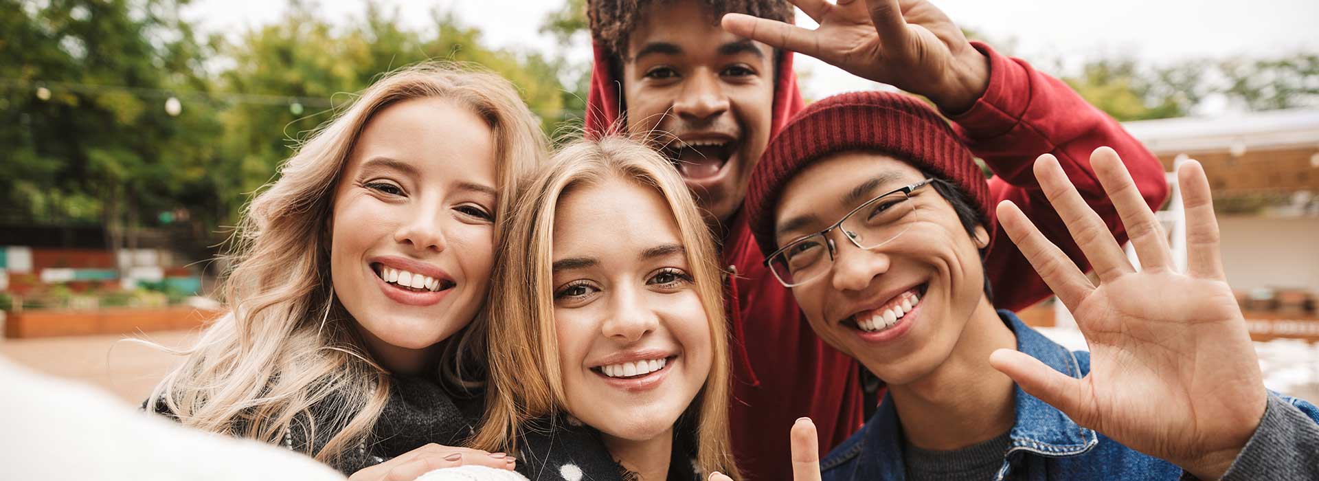 vier junge Menschen machen ein fröhliches Foto zusammen